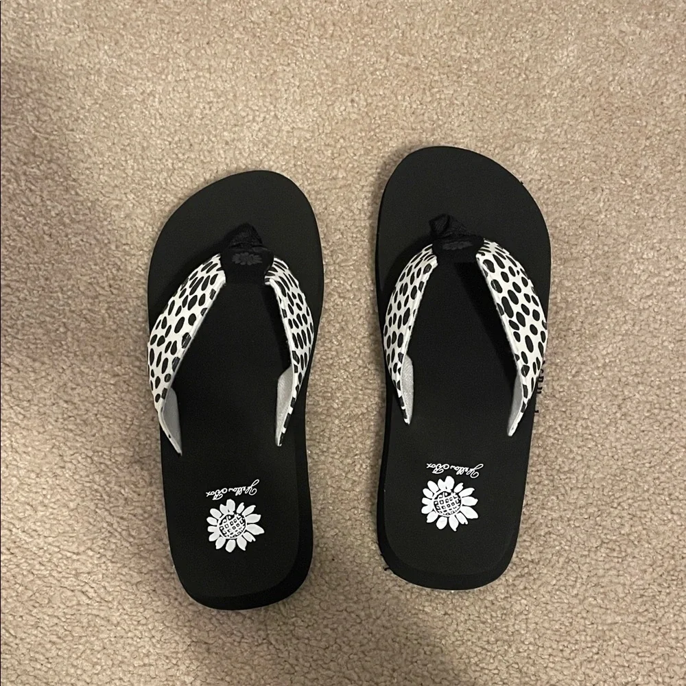 Yellow Box Women's White/Black Fiasco Flip Flops Size 8 (New With Tags) - Picture 2 of 7